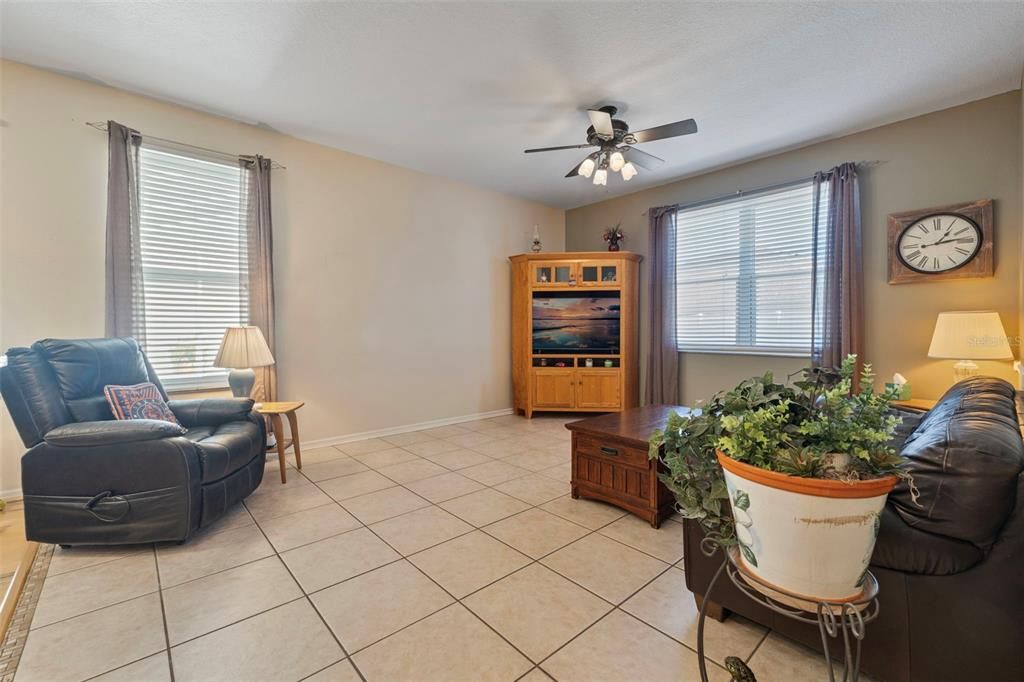 Activo con contrato: $475,000 (4 camas, 2 baños, 2007 Pies cuadrados)