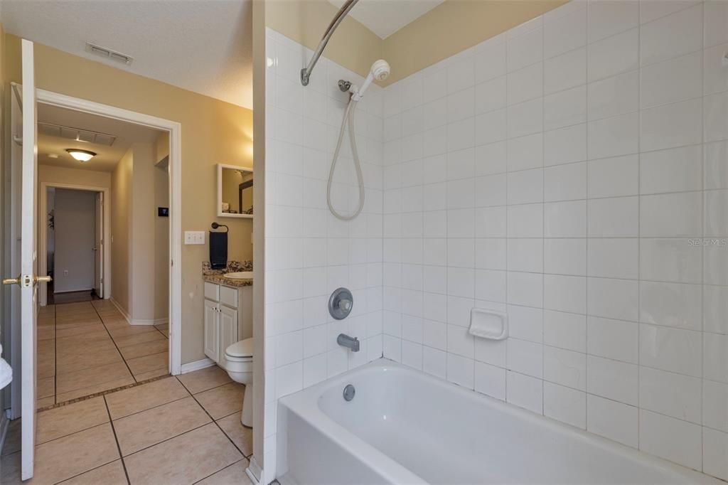 Activo con contrato: $475,000 (4 camas, 2 baños, 2007 Pies cuadrados)