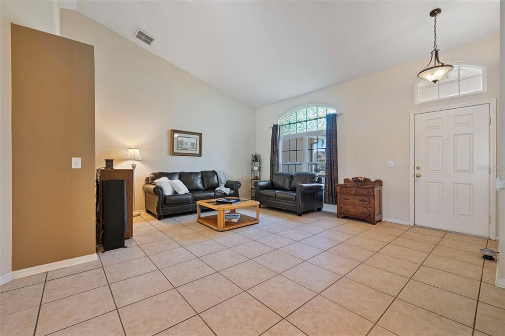 Activo con contrato: $475,000 (4 camas, 2 baños, 2007 Pies cuadrados)