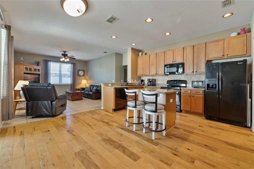 Activo con contrato: $475,000 (4 camas, 2 baños, 2007 Pies cuadrados)