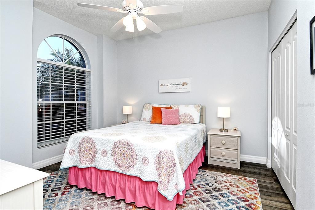 合同活跃: $439,900 (2 贝兹, 2 浴室, 1572 平方英尺)