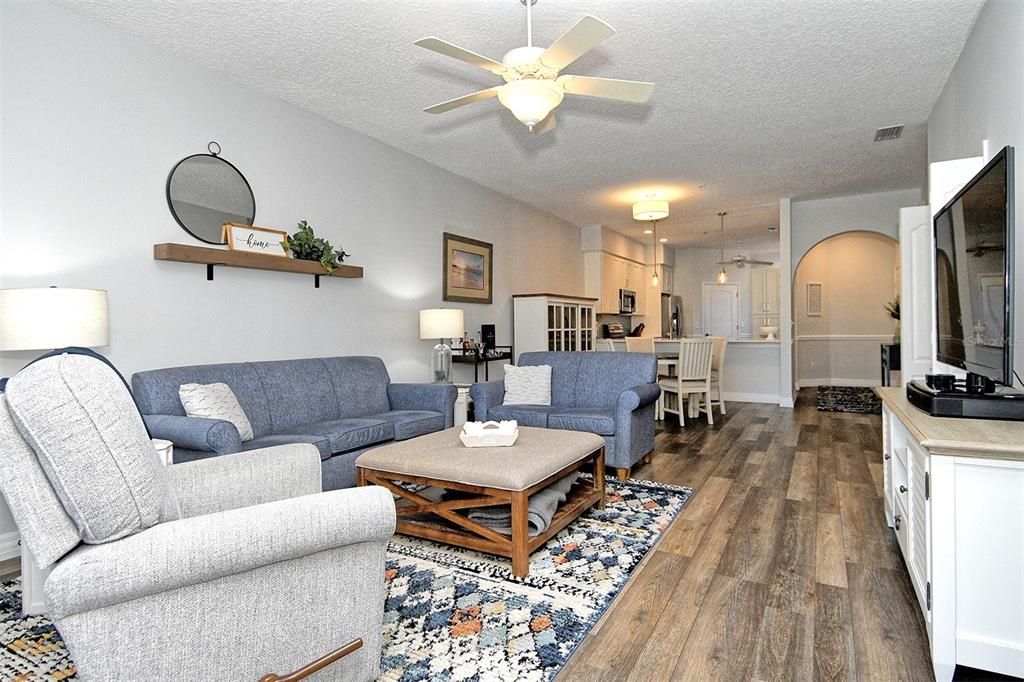 合同活跃: $439,900 (2 贝兹, 2 浴室, 1572 平方英尺)