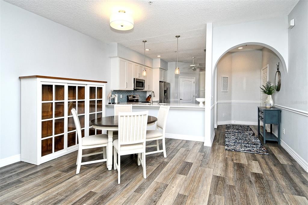 合同活跃: $439,900 (2 贝兹, 2 浴室, 1572 平方英尺)