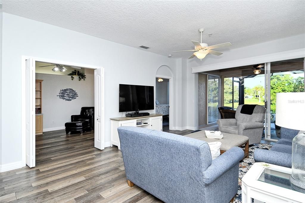 合同活跃: $439,900 (2 贝兹, 2 浴室, 1572 平方英尺)