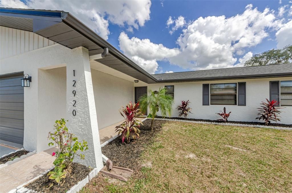 合同活跃: $294,000 (2 贝兹, 2 浴室, 1286 平方英尺)