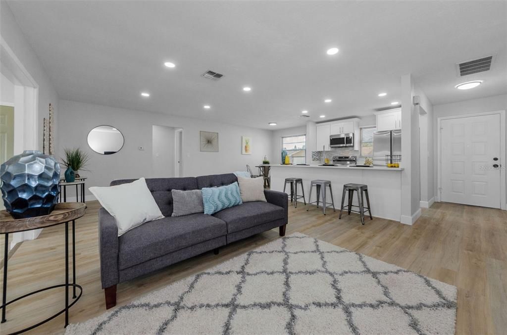 合同活跃: $294,000 (2 贝兹, 2 浴室, 1286 平方英尺)