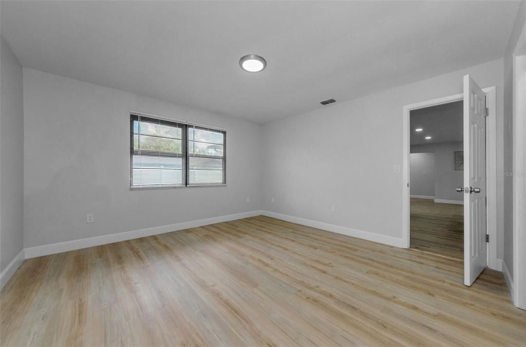 合同活跃: $294,000 (2 贝兹, 2 浴室, 1286 平方英尺)