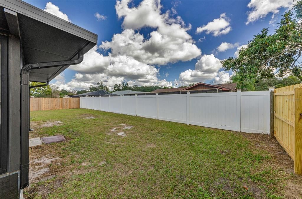 合同活跃: $294,000 (2 贝兹, 2 浴室, 1286 平方英尺)