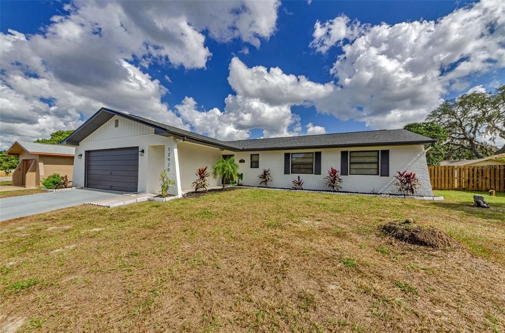 合同活跃: $294,000 (2 贝兹, 2 浴室, 1286 平方英尺)