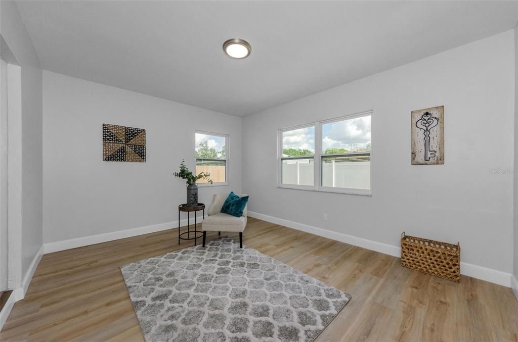 合同活跃: $294,000 (2 贝兹, 2 浴室, 1286 平方英尺)