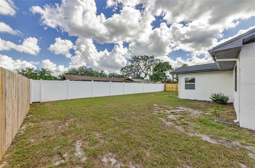 合同活跃: $294,000 (2 贝兹, 2 浴室, 1286 平方英尺)