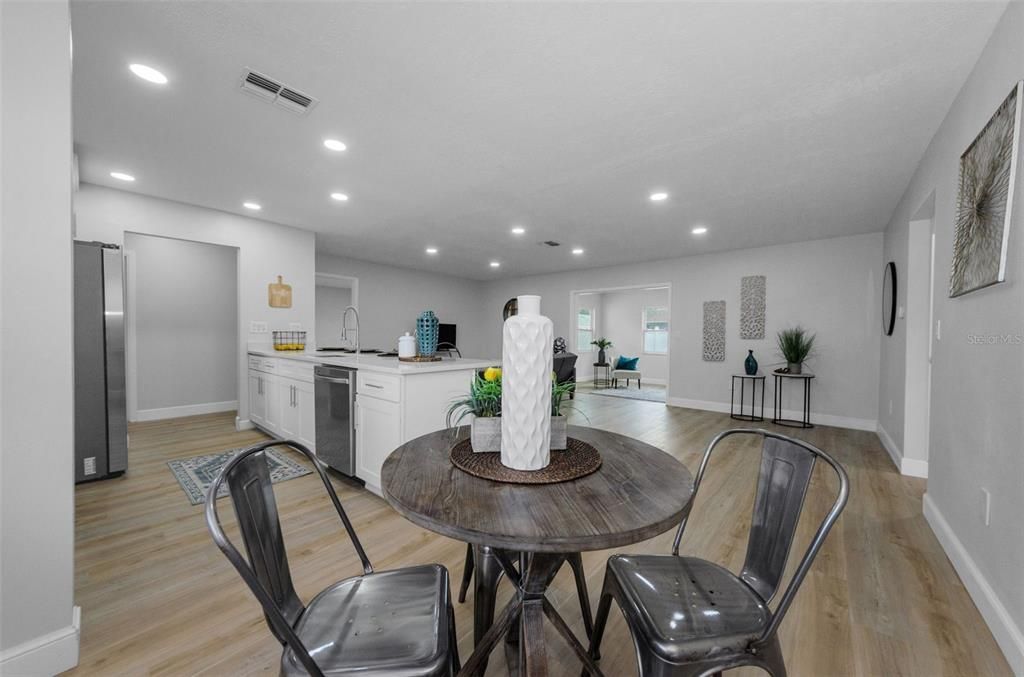 合同活跃: $294,000 (2 贝兹, 2 浴室, 1286 平方英尺)