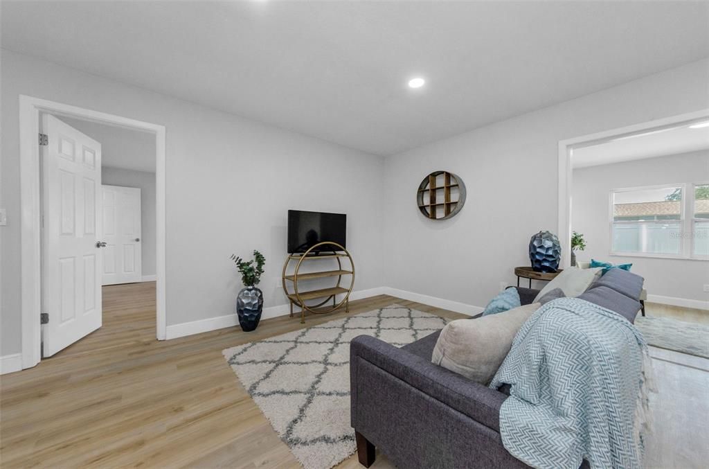 合同活跃: $294,000 (2 贝兹, 2 浴室, 1286 平方英尺)