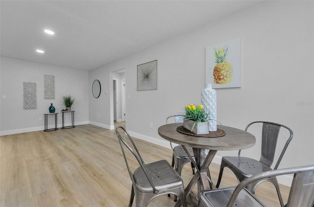 合同活跃: $294,000 (2 贝兹, 2 浴室, 1286 平方英尺)