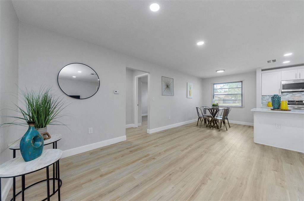 合同活跃: $294,000 (2 贝兹, 2 浴室, 1286 平方英尺)