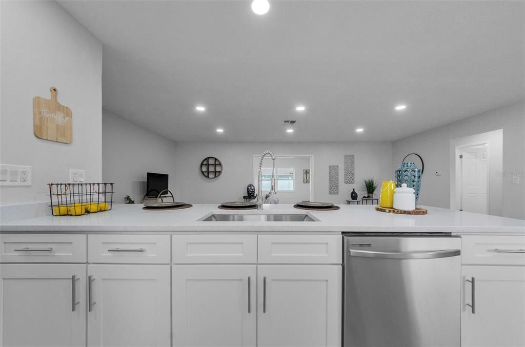 合同活跃: $294,000 (2 贝兹, 2 浴室, 1286 平方英尺)