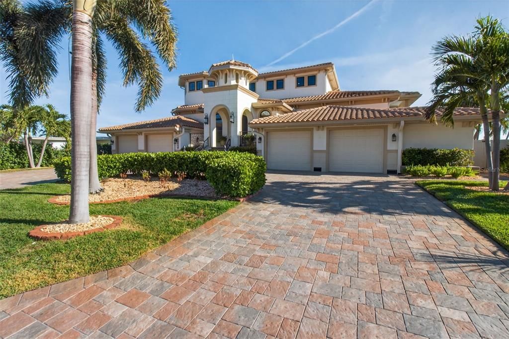 For Sale: $3,900,000 (3 beds, 3 baths, 3673 Square Feet)