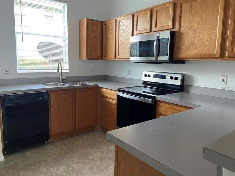 Active With Contract: $1,350 (2 beds, 2 baths, 1176 Square Feet)