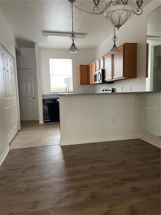 Active With Contract: $1,350 (2 beds, 2 baths, 1176 Square Feet)