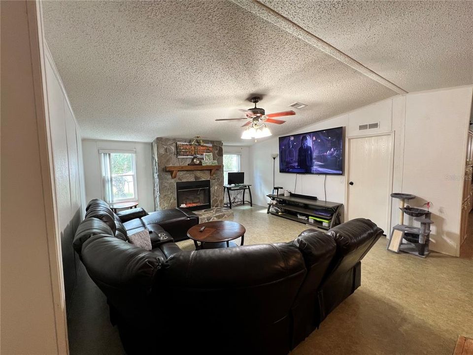 For Sale: $359,000 (3 beds, 2 baths, 1984 Square Feet)