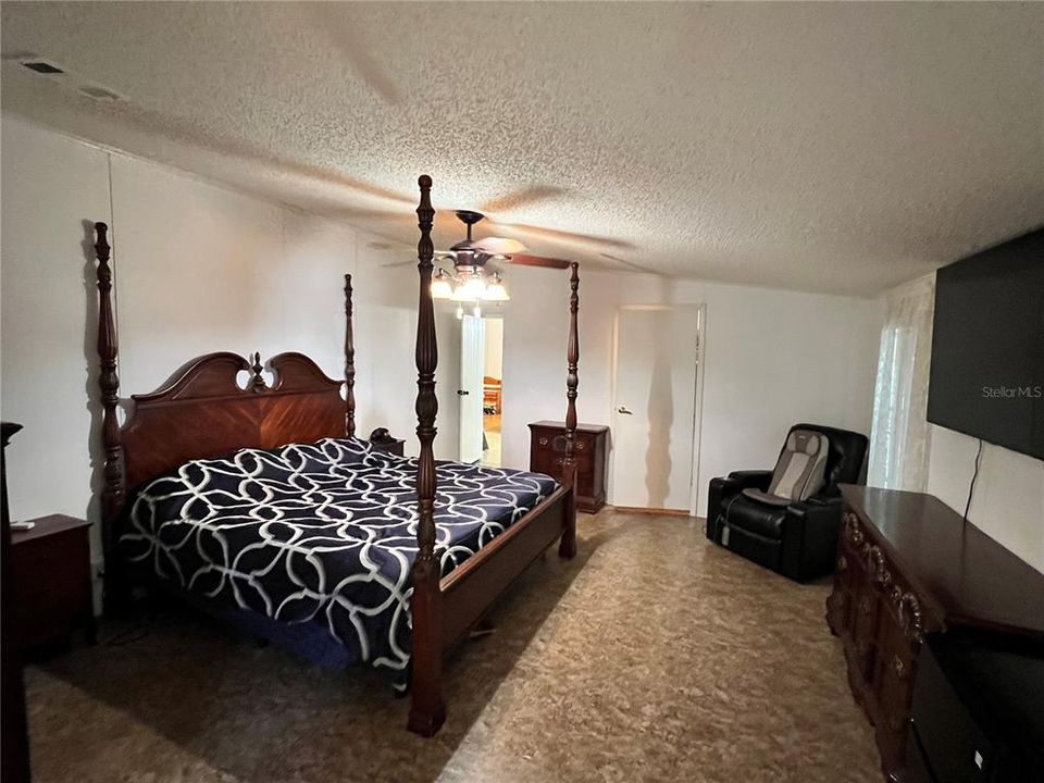 For Sale: $359,000 (3 beds, 2 baths, 1984 Square Feet)