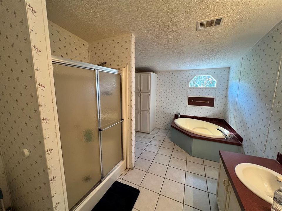 For Sale: $359,000 (3 beds, 2 baths, 1984 Square Feet)