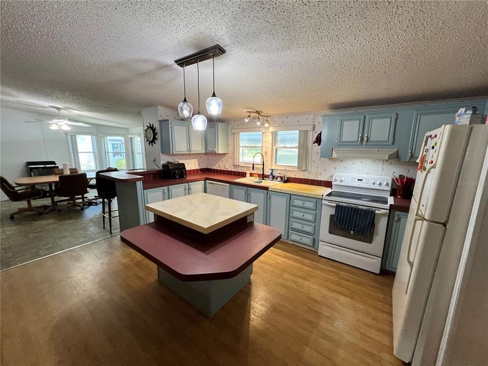 For Sale: $359,000 (3 beds, 2 baths, 1984 Square Feet)