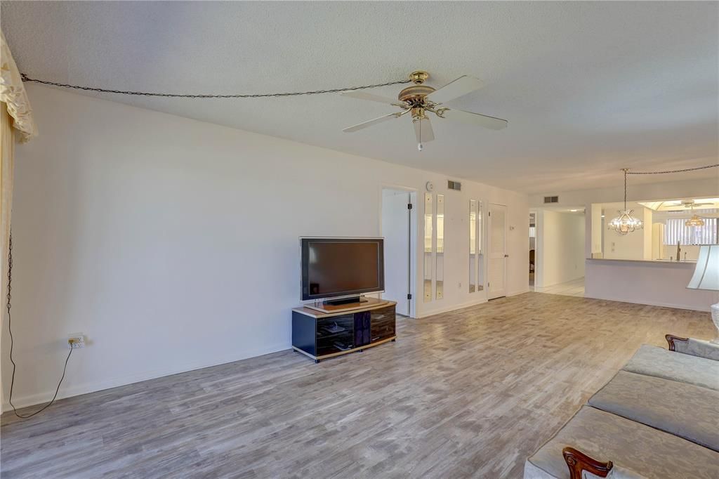 For Sale: $245,000 (2 beds, 2 baths, 1200 Square Feet)