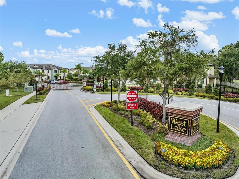 Под контрактом: $424,900 (3 спален, 2 ванн, 1933 Квадратных фут)