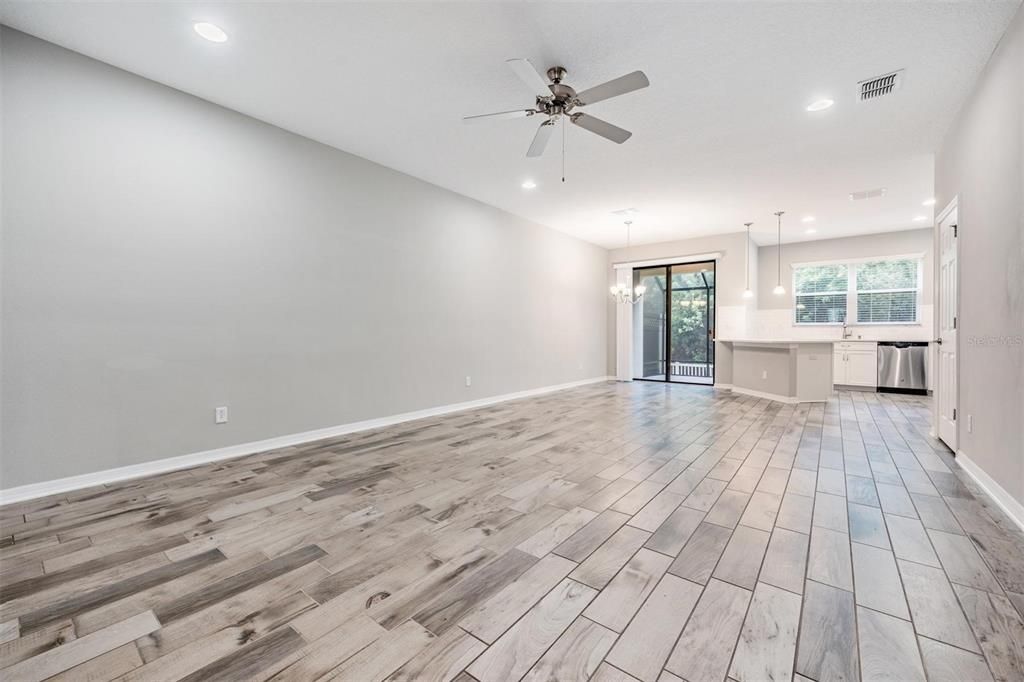 Под контрактом: $424,900 (3 спален, 2 ванн, 1933 Квадратных фут)