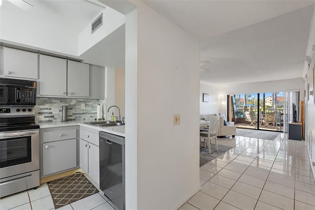 Active With Contract: $349,900 (2 beds, 2 baths, 890 Square Feet)