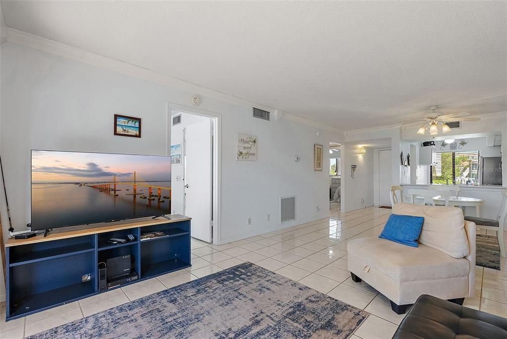 Active With Contract: $349,900 (2 beds, 2 baths, 890 Square Feet)