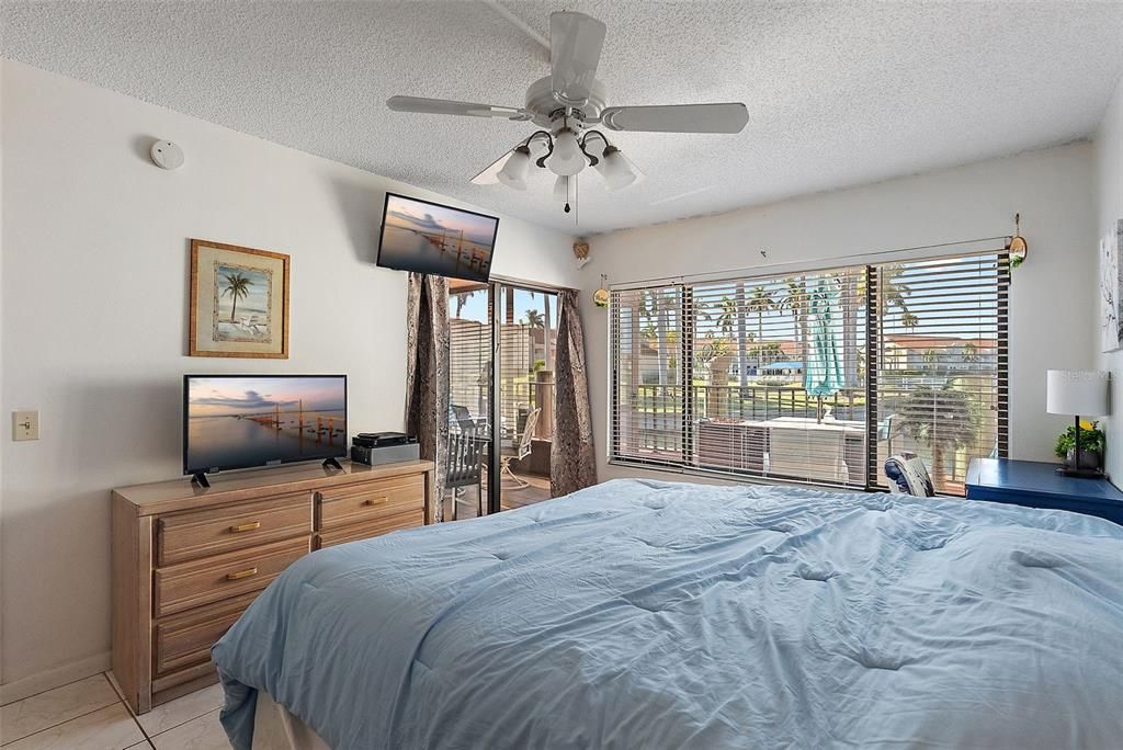 Active With Contract: $349,900 (2 beds, 2 baths, 890 Square Feet)