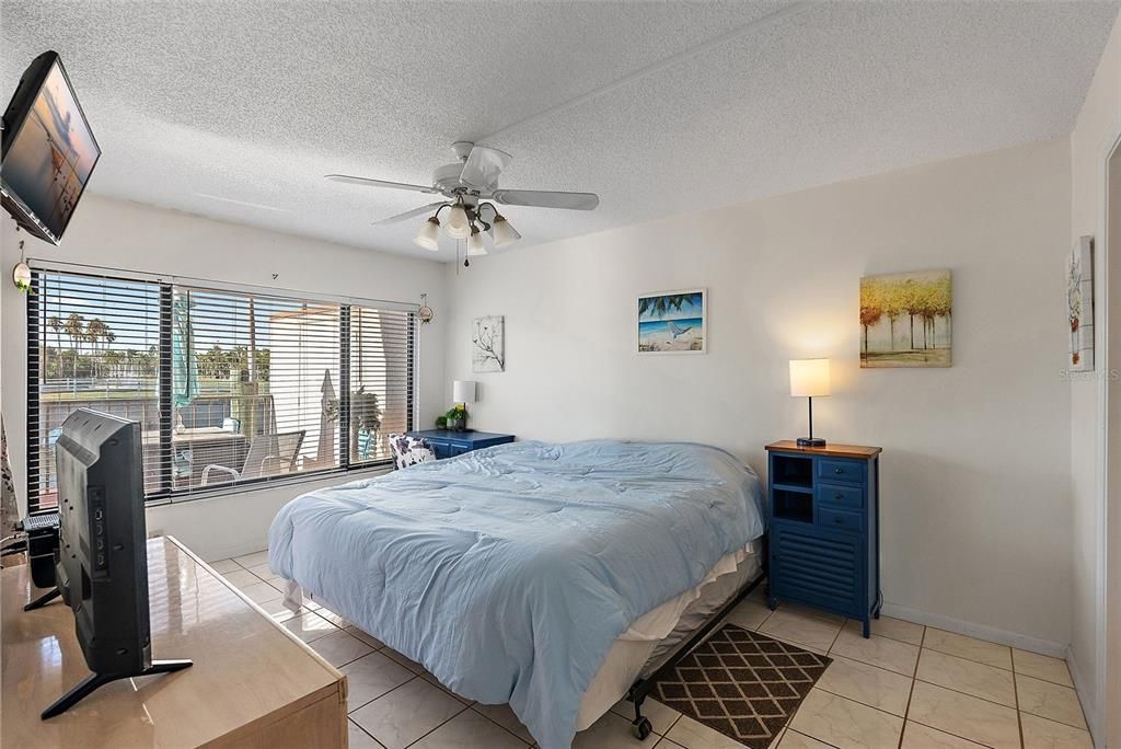 Active With Contract: $349,900 (2 beds, 2 baths, 890 Square Feet)