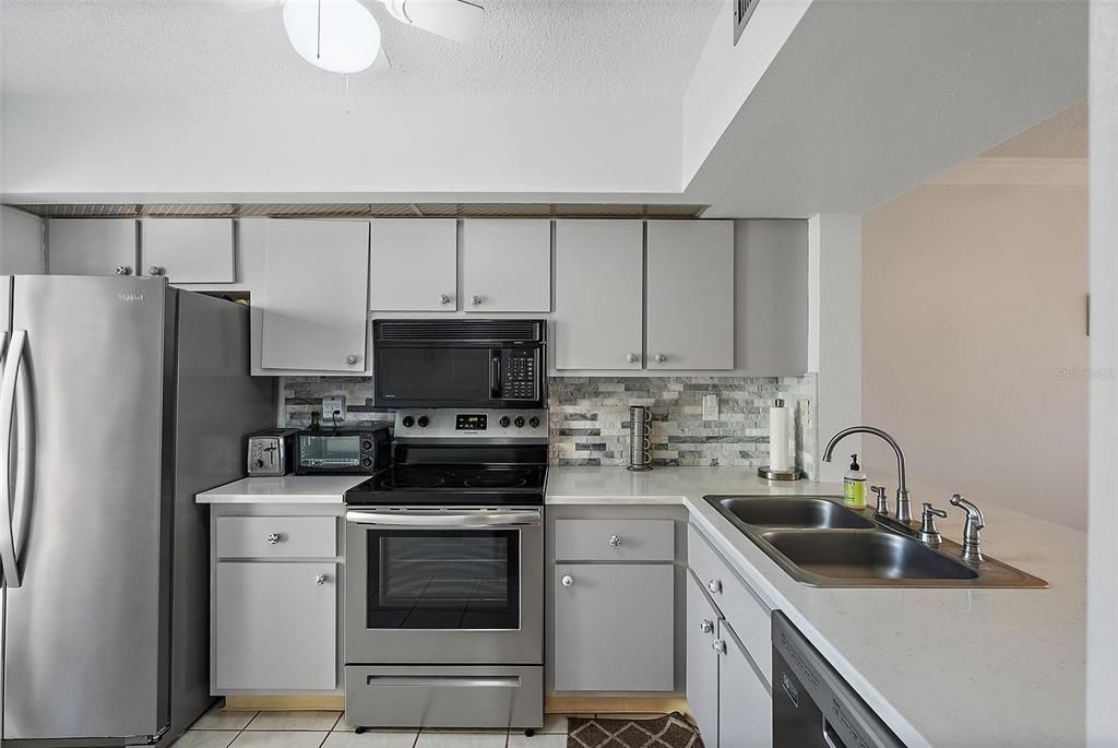 Active With Contract: $349,900 (2 beds, 2 baths, 890 Square Feet)