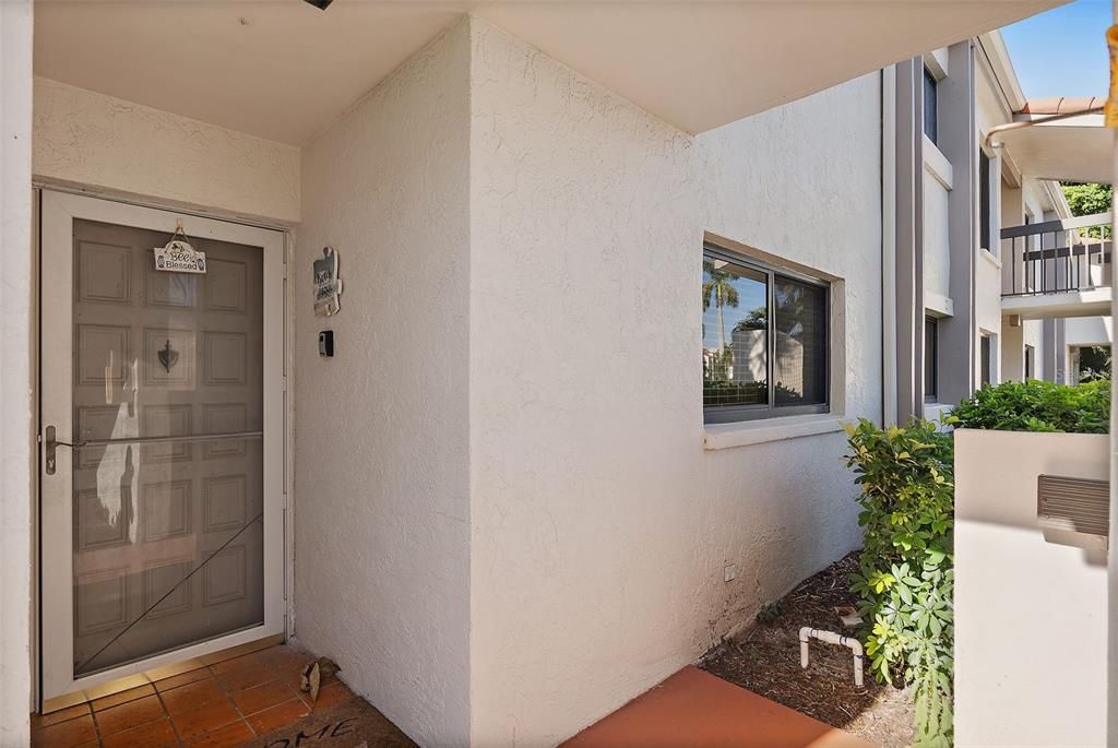 Active With Contract: $349,900 (2 beds, 2 baths, 890 Square Feet)