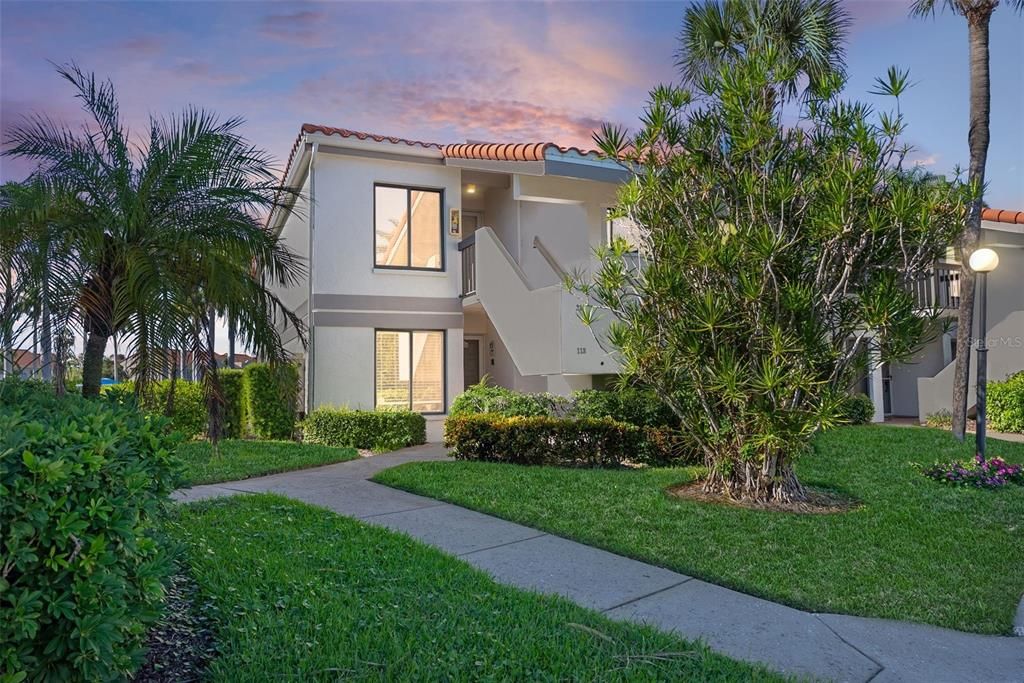 Active With Contract: $349,900 (2 beds, 2 baths, 890 Square Feet)