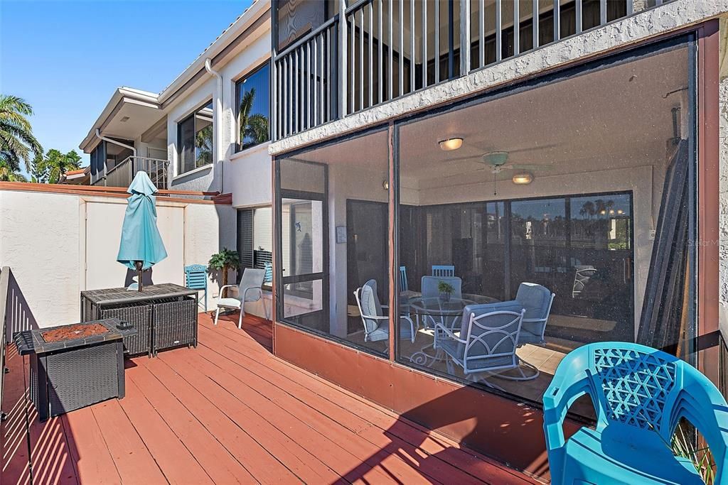 Active With Contract: $349,900 (2 beds, 2 baths, 890 Square Feet)