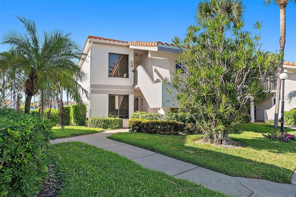 Active With Contract: $349,900 (2 beds, 2 baths, 890 Square Feet)