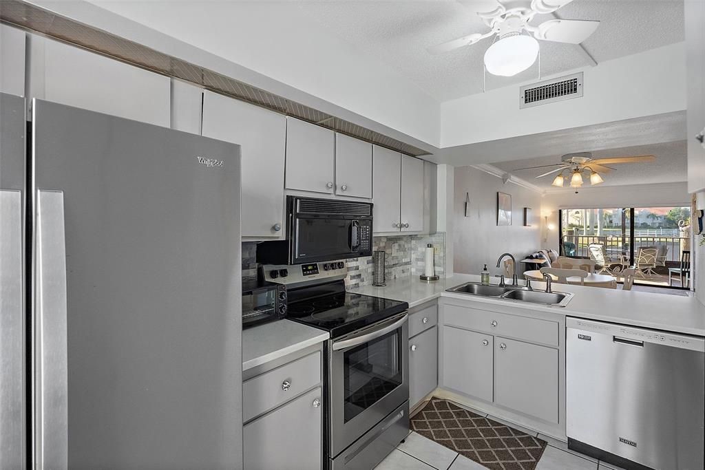 Active With Contract: $349,900 (2 beds, 2 baths, 890 Square Feet)