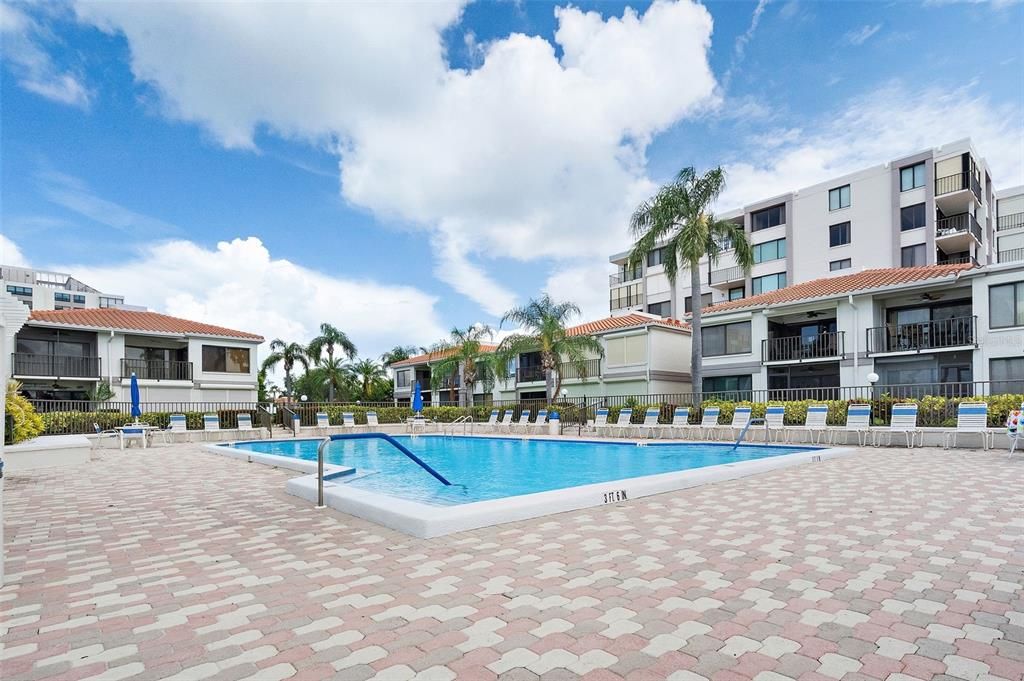 Active With Contract: $349,900 (2 beds, 2 baths, 890 Square Feet)