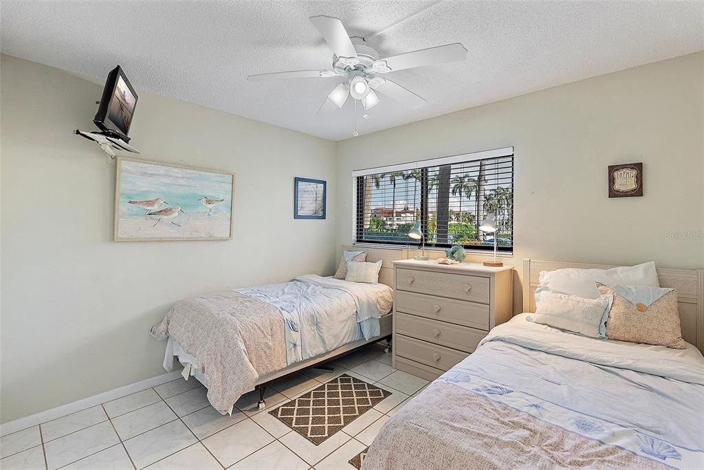 Active With Contract: $349,900 (2 beds, 2 baths, 890 Square Feet)