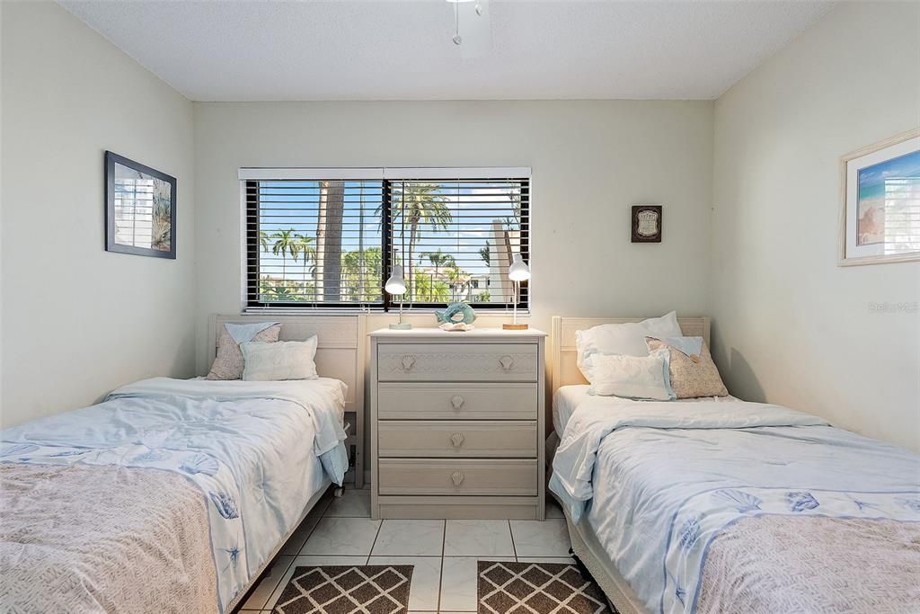 Active With Contract: $349,900 (2 beds, 2 baths, 890 Square Feet)