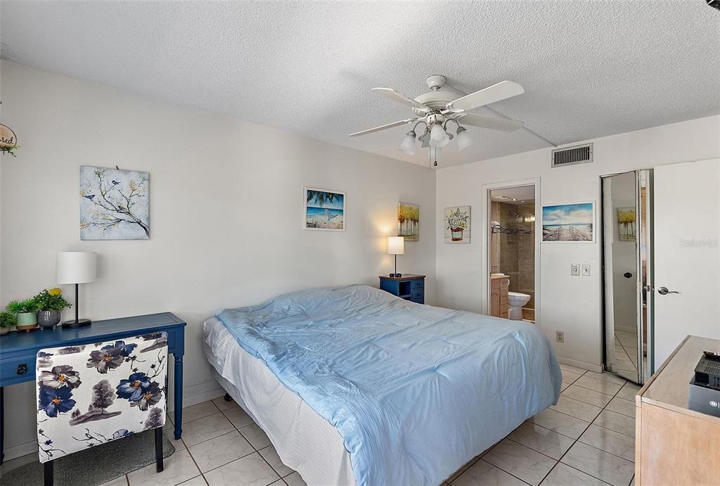 Active With Contract: $349,900 (2 beds, 2 baths, 890 Square Feet)
