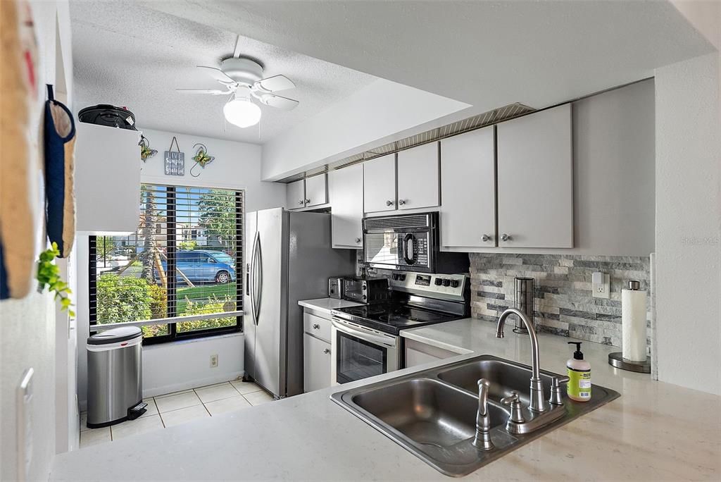 Active With Contract: $349,900 (2 beds, 2 baths, 890 Square Feet)
