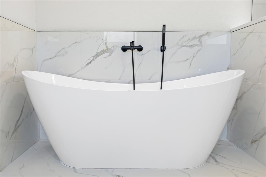 For Sale: $319,900 (4 beds, 3 baths, 1892 Square Feet)