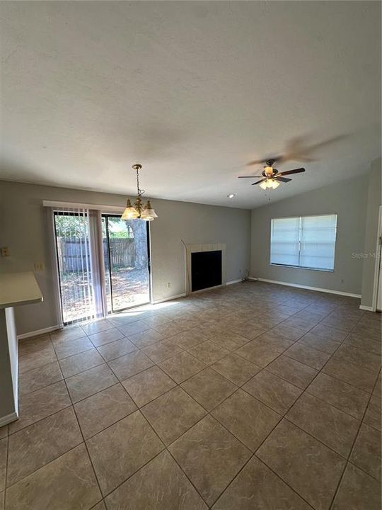 Activo con contrato: $164,900 (3 camas, 2 baños, 1209 Pies cuadrados)