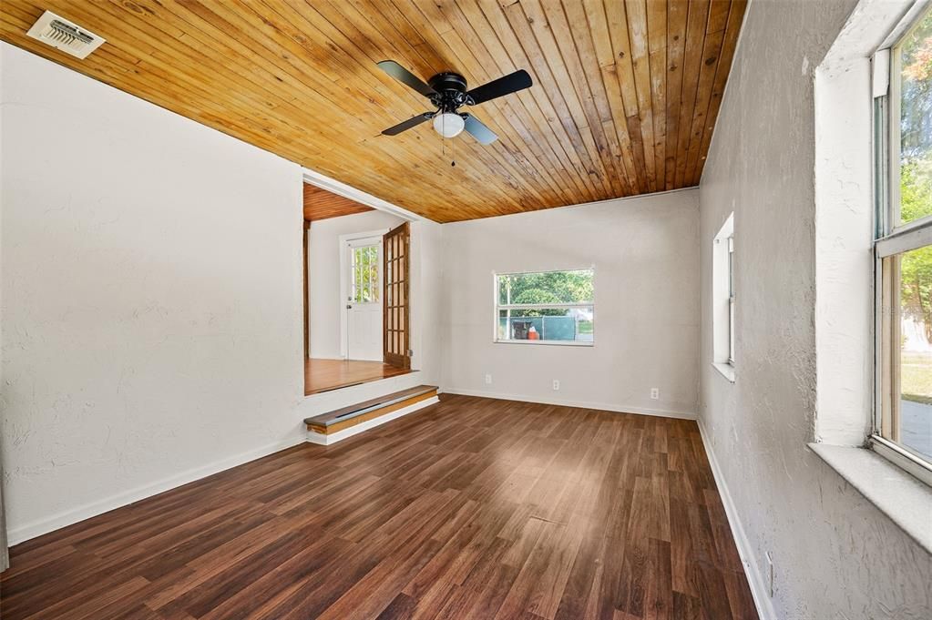 For Sale: $199,000 (2 beds, 1 baths, 1123 Square Feet)