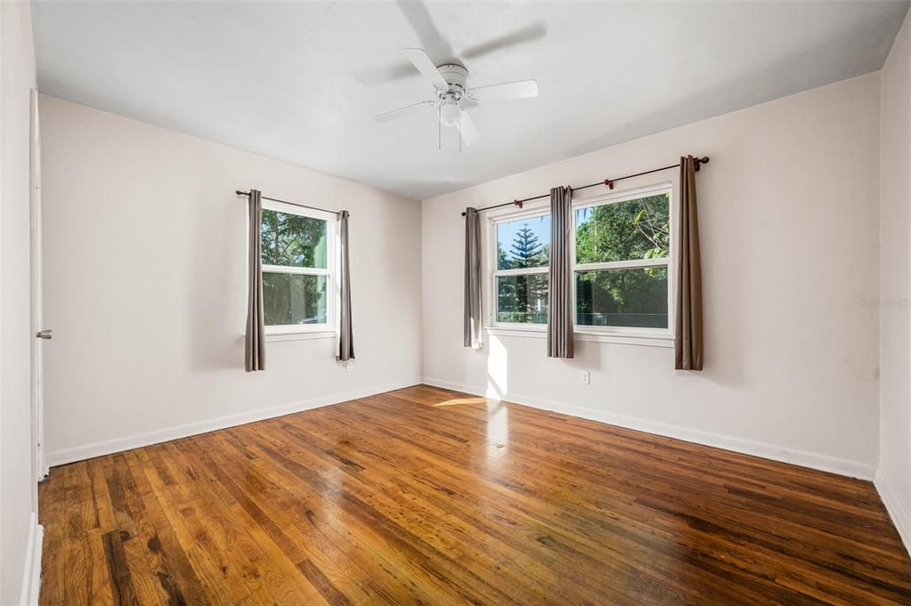 For Sale: $199,000 (2 beds, 1 baths, 1123 Square Feet)