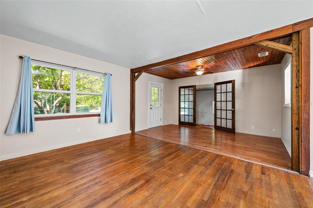 For Sale: $199,000 (2 beds, 1 baths, 1123 Square Feet)